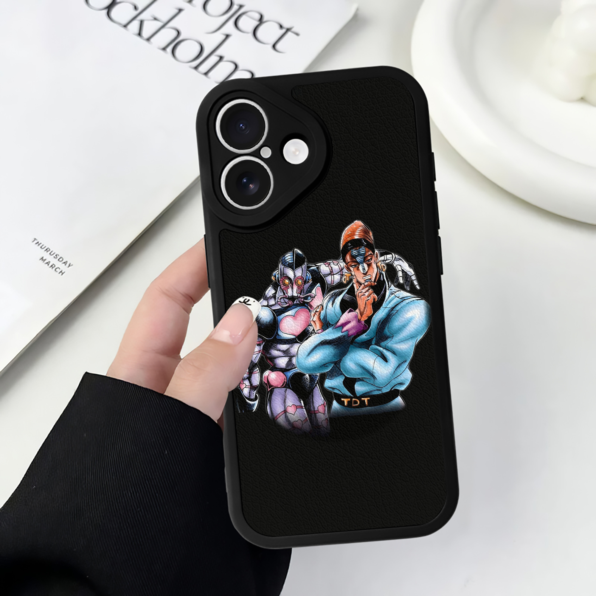 （画像用） ジョジョの奇妙な冒険 ひがしかた じょうすけ JoJo's Bizarre Adventure Higashikata Josuke 【iPhone 16シリーズ対応】シリコンスマホケース（レザー調） 材質：シリコン
